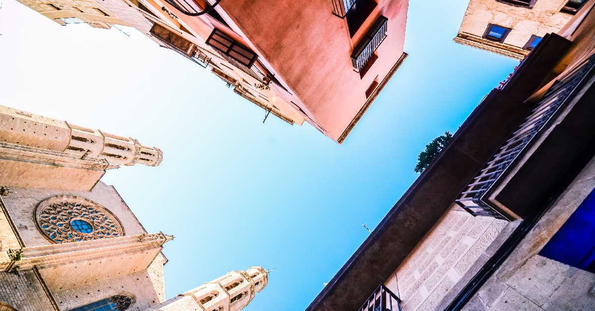 Visiter Barcelone en Octobre : nos 5 bonnes raisons ! - aperçu des bâtiments de barcelone et de son ciel bleu